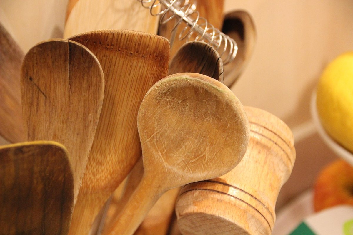 Discovering Antique Cookware Brands: A Collectors Guide - Watch and Gather